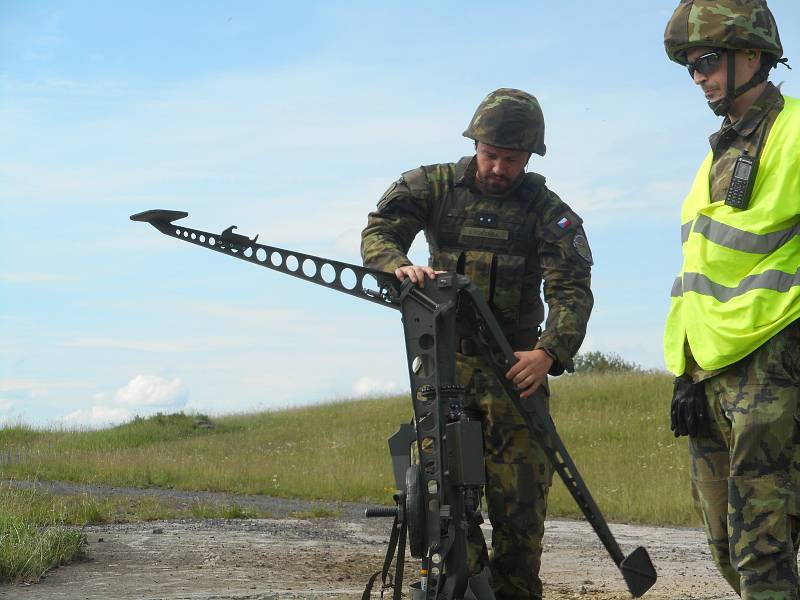 Vojáci z protiletadlového pluku ve Strakonicích se ve středu rozloučili se starými raketovými komplety typu Strela-10.