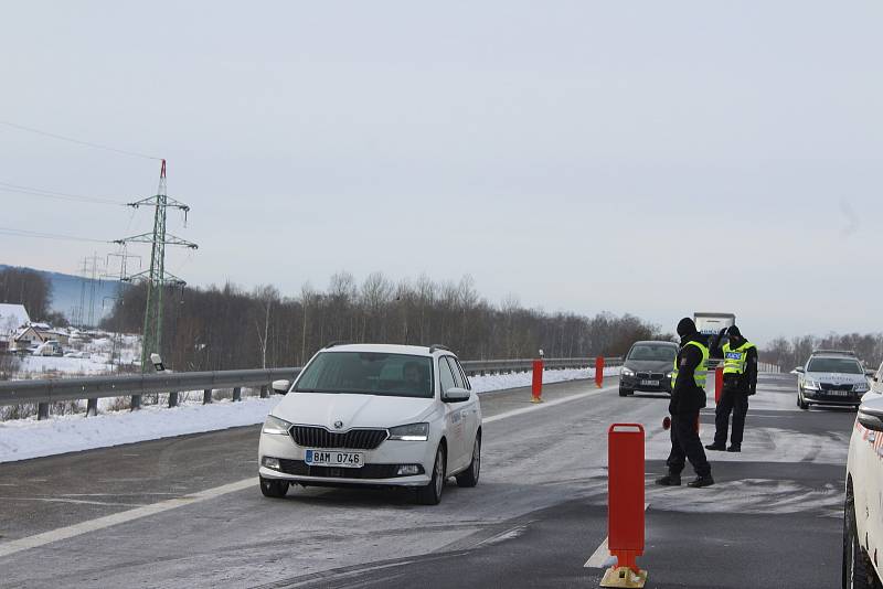 Policisté nadále kontrolují řidiče na okresních hranicích.