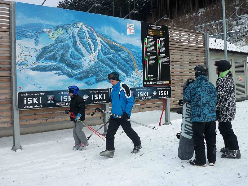 LYŽAŘI PŘIJÍŽDĚJÍCÍ do Skiareálu Plešivec ze směru od Karlových Varů mohou ve Pstruží využít parkoviště s veškerým zázemím a odtud se pak dopravit na sjezdovky jednou ze tří sedačkových lanovek. 