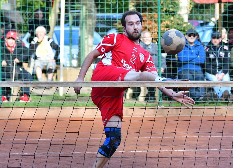 Extraligový bronz si připsali na konto nohejbalisté SK Liapor Karlovy Vary, kteří v semifinále ztroskotali na výběru Čakovic, který si tak okusí nástrahy Superfinále.