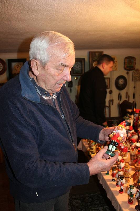 Jindřich Neudert sbírá ledaccos, hlavně hodiny. Interiér jeho domu zdobí stylový nábytek, nádobí a mnoho dalších předmětů.