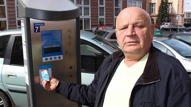 PARKOVACÍ automaty v ulicích Karlových Varů budou umět zase o něco více. Za parkování se ale stále musí platit. 