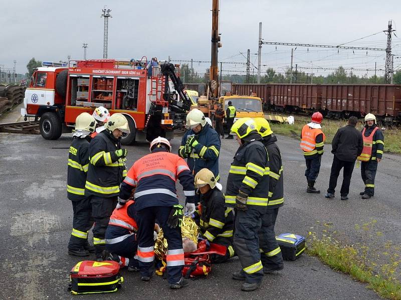 Jeřáb se převrátil při překládání kolejí na chebském nádraží.