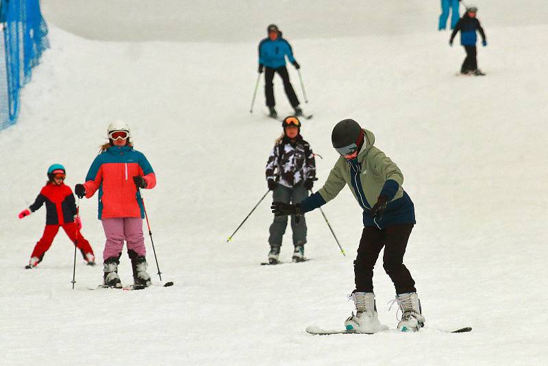 Jarní prázdniny začaly. Pocítil to také Skiareál Klínovec, kam zamířili lyžaři z plzeňských okresů.