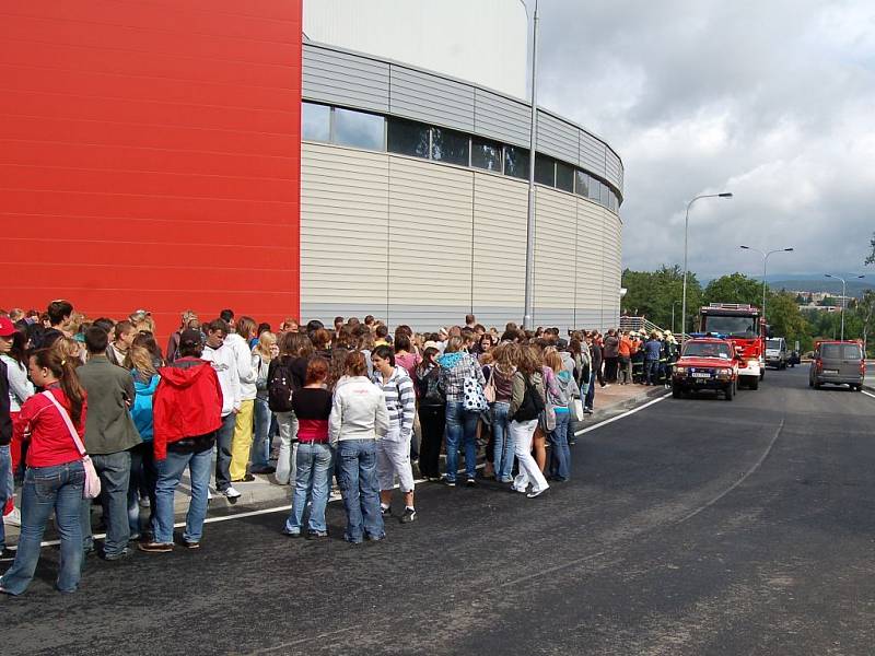 Požární cvičení v multifunkční hale. Součástí cvičení byla i řízená evakuace šesti stovek lidí z objektu.