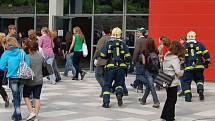 Požární cvičení v multifunkční hale. Součástí cvičení byla i řízená evakuace šesti stovek lidí z objektu.