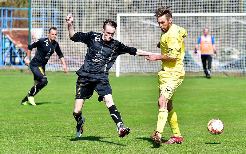 Dalovice (ve žlutém) v domácím prostředí porazily 2:0 Děpoltovice (v černém).