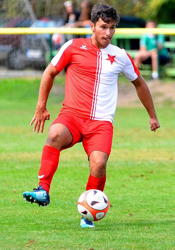 První podzimní prohru v ČFL musela skousnout po duelu se Štěchovicemi (v modrém) karlovarská Slavia, která nakonec prohrála v poměru 0:2.