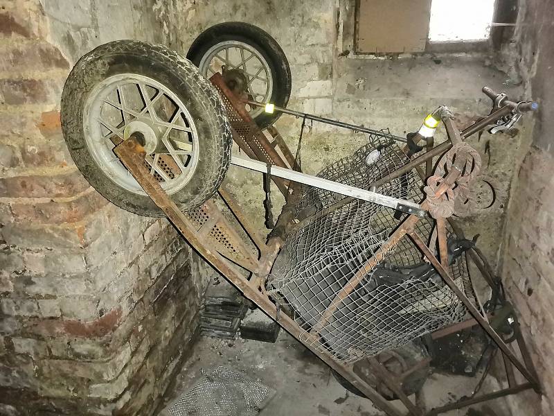 Ve sklepě našel průzkumník i původní vozík, se kterým Bob v roce 2015 do Karlových Varů přicestoval.