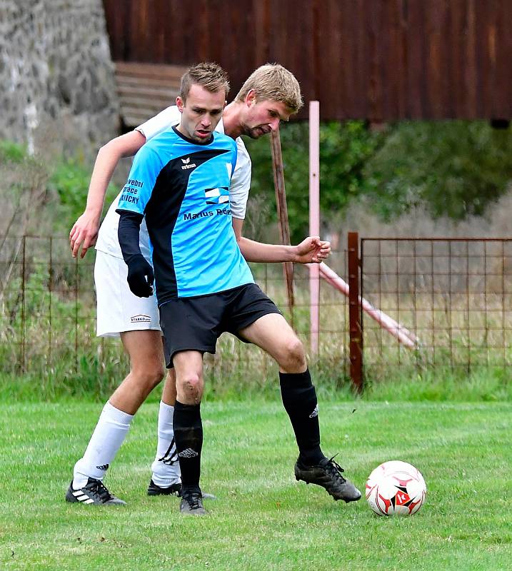 Stanovice (v bílém) nestačily překvapivě na výběr Kyselky, kterému podlehly 1:2, čímž přišly o první místo v tabulce.