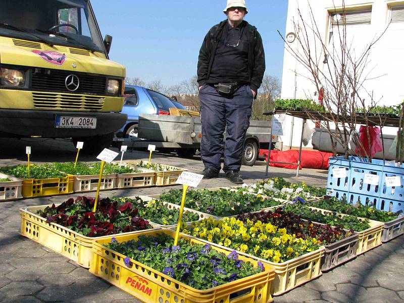 Sezona karlovarských farmářů začala. Jejich výrobky můžete zase okoušet každý měsíc 