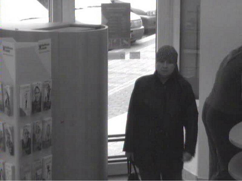 Žena podezřelá z přepadení pobočky karlovarské Raiffeisenbanky