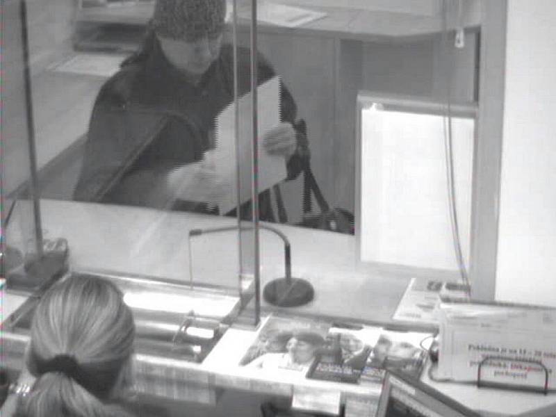 Žena podezřelá z přepadení pobočky karlovarské Raiffeisenbanky