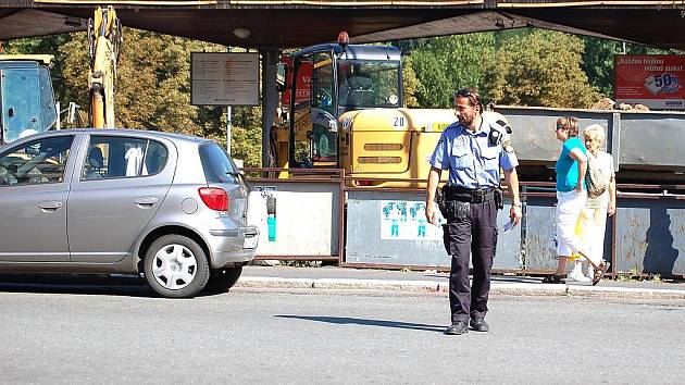 Zvyk, který se nevyplácí. Někteří motoristé si zákazu vjezdu nevšimnou, a situaci musejí řešit strážníci městské policie.