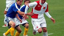 Pražská Slavia si v základní skupině připsala výhru 2:0 nad Viktorií Mariánské Lázně (v modrém).