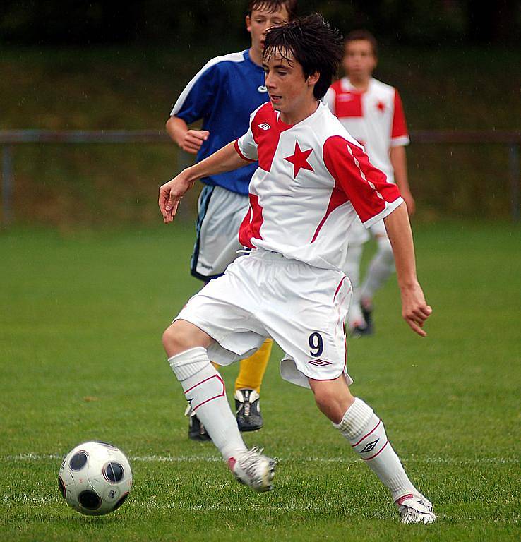 Pražská Slavia si v základní skupině připsala výhru 2:0 nad Viktorií Mariánské Lázně (v modrém).