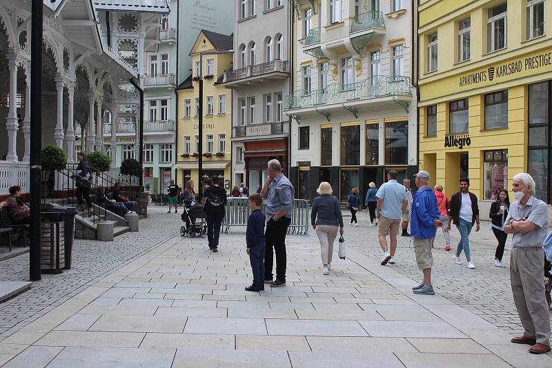 Ulice karlovarského lázeňského území jsou opět plné lidí.