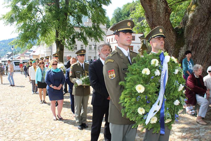 Na Jáchymovské peklo a jeho oběti přišly vzpomínat desítky lidí, jejich památku uctili u Brány ke Svobodě