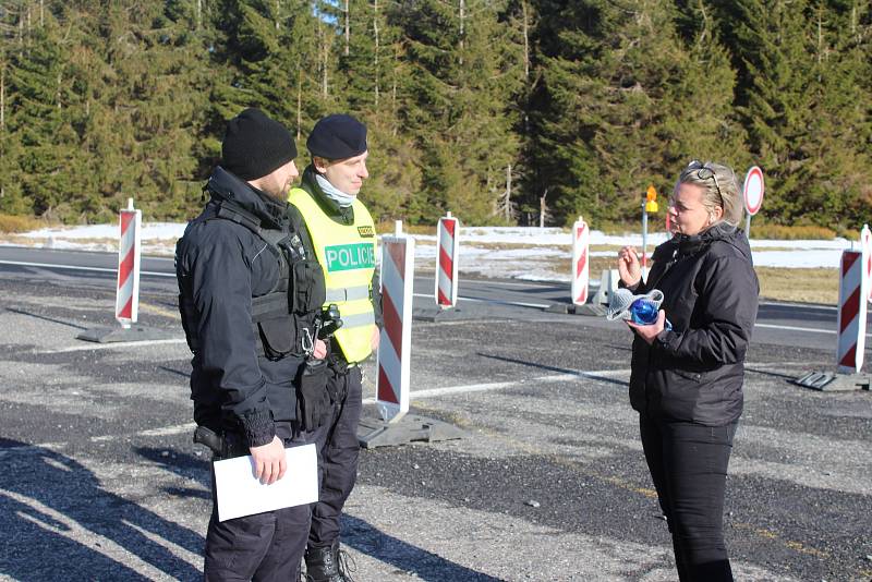 Hraniční přechod na Božím Daru a v Potůčkách jsou uzavřeny. Řidiči z obou stran hranic to ale zkoušejí. Někteří se pokoušejí policisty přemlouvat, jiní opatření nechápou. Jen málo je těch, co o nich nevěděli.