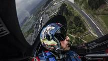 PETR KOPFSTEIN, karlovarský pilot ve služnách Team Spielberg, by rád na dalším podniku Red Bull Air Race v Budapešti proklouzl mezi osm nejlepších pilotů Masters Class.