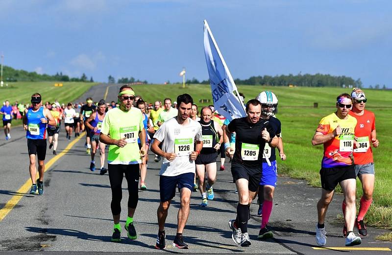 Velkou premiéru si odbylo během víkendu letiště v Karlových Varech, když turisty vystřídali běžci, kteří se poprvé v historii letiště mohli proběhnout po letištní dráze.