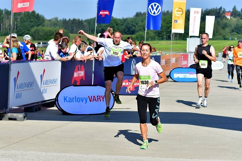 Velkou premiéru si odbylo během víkendu letiště v Karlových Varech, když turisty vystřídali běžci, kteří se poprvé v historii letiště mohli proběhnout po letištní dráze.