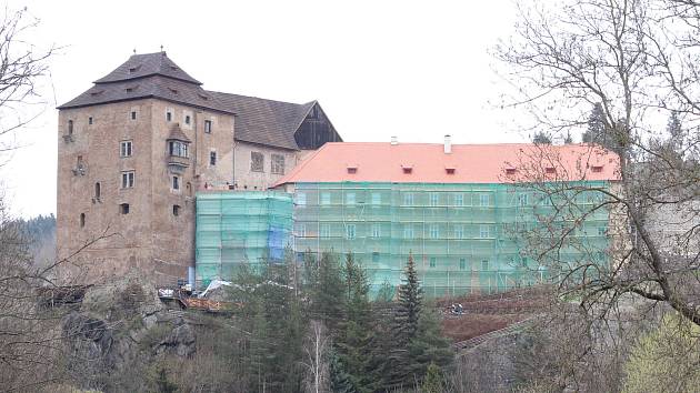 Hrad i zámek v Bečově nad Teplou prochází v současné době náročnou rekonstrukcí. I přes to se ale opět otevře pro individuální návštěvníky.