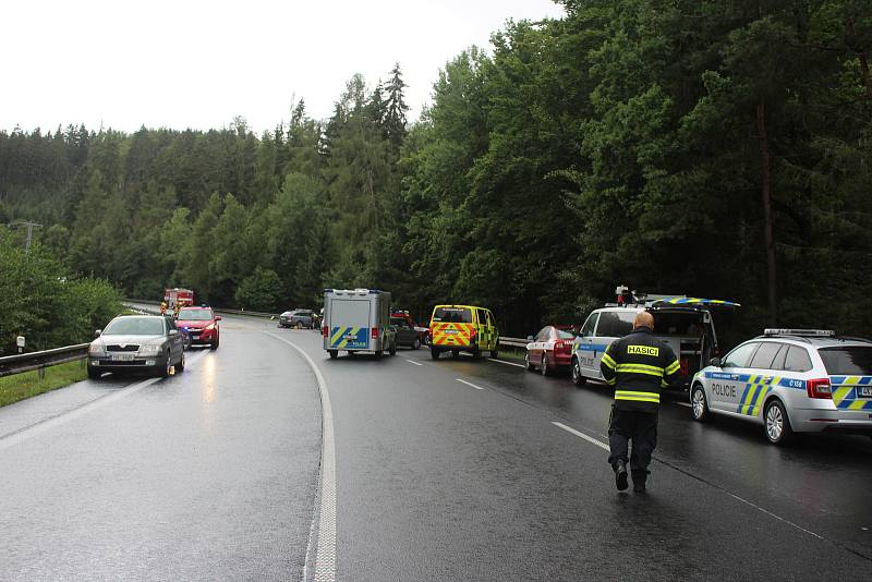 Tragická nehoda na silnici I/6 v úseku U Střelnice.