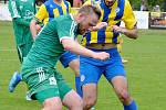 První jarní krajské derby bylo o víkendu na programu na dvorském stadionu, kde tvrdili roli favorita hráči v trikotech karlovarského 1.FC, kterým se postavila do cesty fotbalová družina Mariánských Lázní (ve žlutém). Právě Mariánské Lázně na půdě favorita