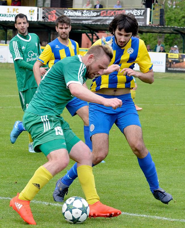 První jarní krajské derby bylo o víkendu na programu na dvorském stadionu, kde tvrdili roli favorita hráči v trikotech karlovarského 1.FC, kterým se postavila do cesty fotbalová družina Mariánských Lázní (ve žlutém). Právě Mariánské Lázně na půdě favorita