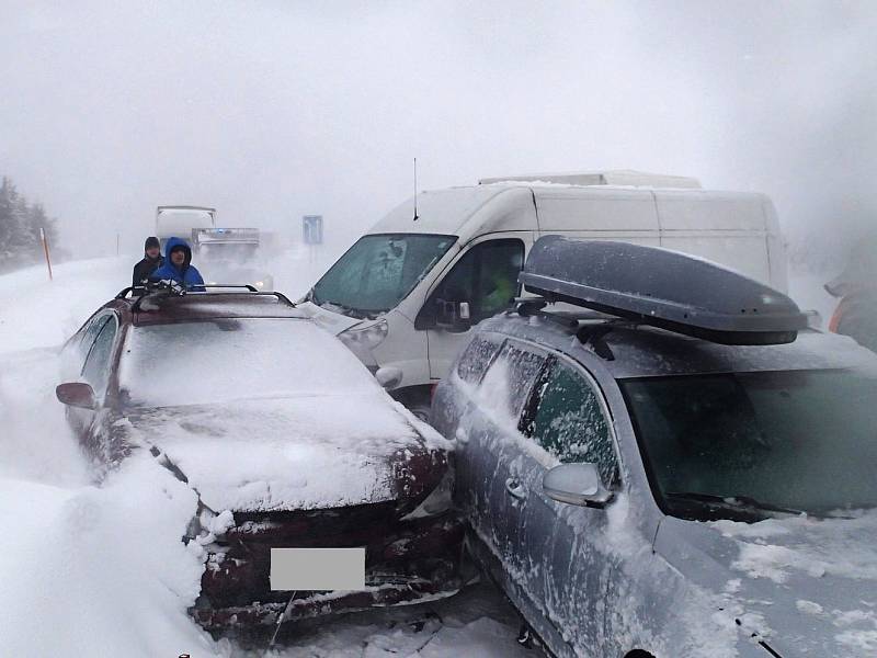 Silnice zmizela pod sněhem, v bouřce havarovala dvě auta s dodávkou a traktorem.