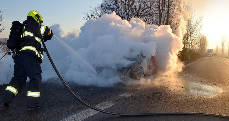 Během jízdy začalo hořet osobní auto