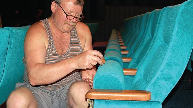 Josef Koníček instaluje čísla na sedačky.