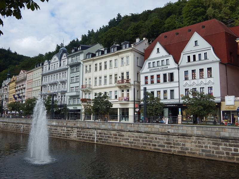 Centrum města Karlovy Vary zůstává i nadále prázdné. Lidé věří, že se po rozvolnění opatření život do města zase vrátí a turisté začnou do centra opět přijíždět.