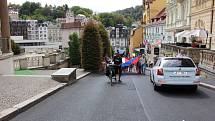 Kolem padesátky lidí se v Karlových Varech zúčastnilo vzpomínkového pochodu centrem lázní k ruskému konzulátu.