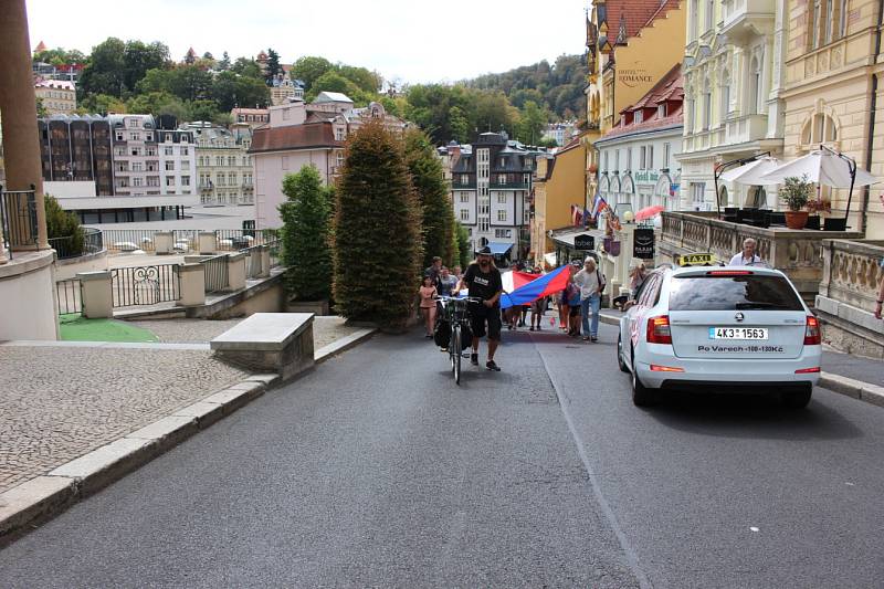 Kolem padesátky lidí se v Karlových Varech zúčastnilo vzpomínkového pochodu centrem lázní k ruskému konzulátu.