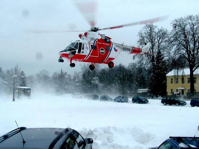 Vrtulník transportoval těžce zraněného muže do nemocnice