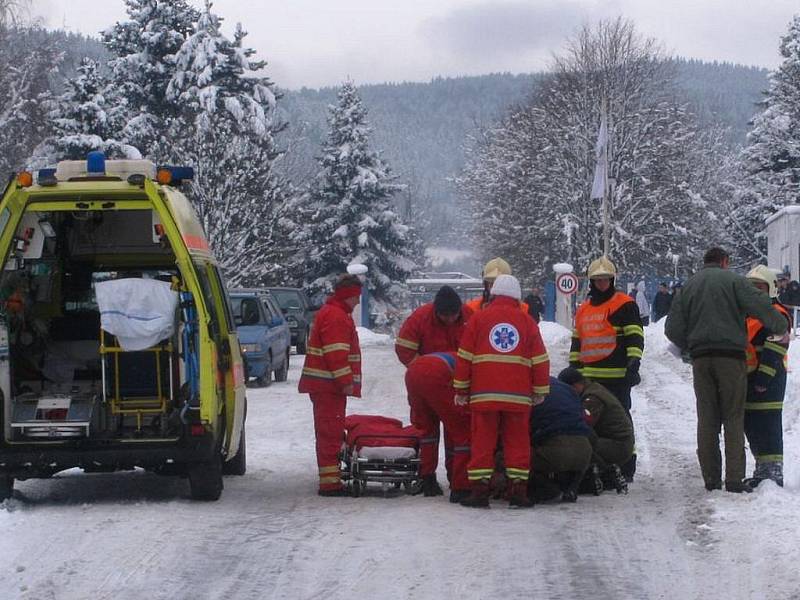 Vrtulník transportoval těžce zraněného muže do nemocnice