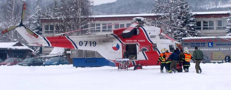 Vrtulník transportoval těžce zraněného muže do nemocnice