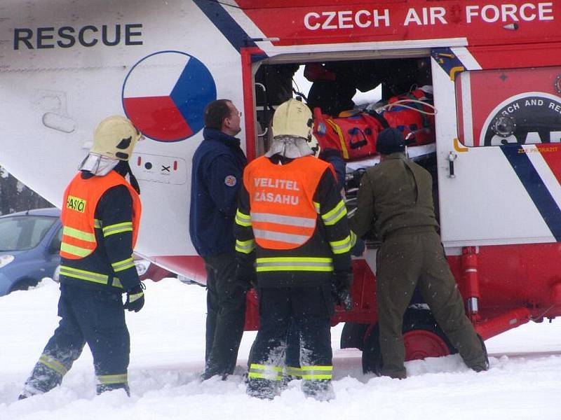 Vrtulník transportoval těžce zraněného muže do nemocnice