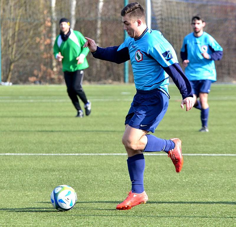 Horní Slavkov (v modrém), vedoucí tým I. A třídy, na první body na zimním turnaji v Ostrově stále čeká.