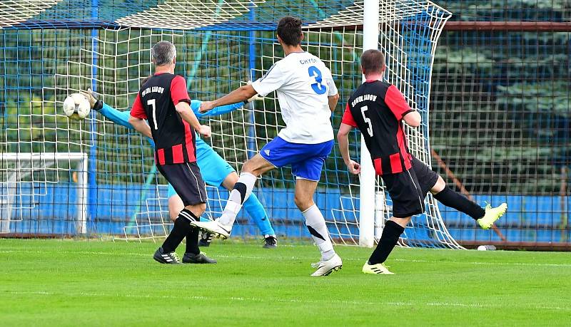 Fotbalisté Sadova neztratili prozatím v podzimní části III. třídy  ještě ani bod. O víkendu porazili ve svém třetím vystoupení 5:2 rezervu Chyše.