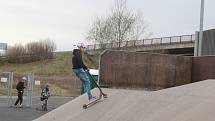 Ostrovský skatepark je opět otevřený. V sobotu zde dováděli kluci na koloběžkách.