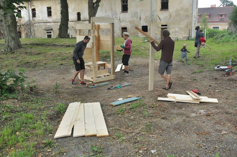 Nadšenci ze spolku Živý zámek Toužim se starají o zámek a jeho okolí.