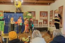 Karlovarské Divadlo dětí nachystalo další výlet pro děti i dospělé. Tentokrát všichni vyrazili pěšky na hrad Loket kolem řeky Ohře.