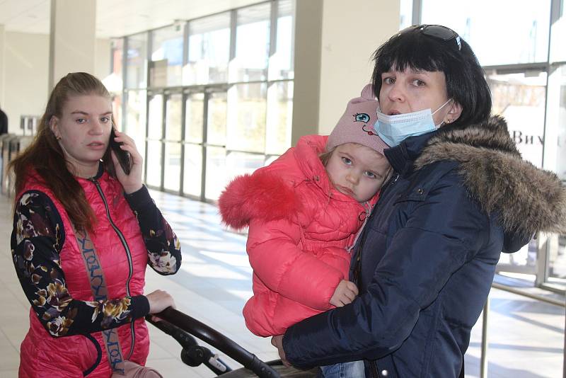 Téměř polovina uprchlíků z Ukrajiny, co míří do Krajského asistenčního centra v KV Areně, jsou děti.