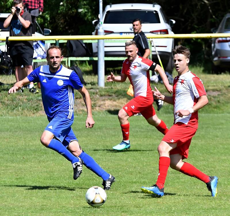 Karlovarská Slavia se loučila s domácím prostředím ve Fortuna ČFL porážkou 3:4 s Velvary (v modrém).