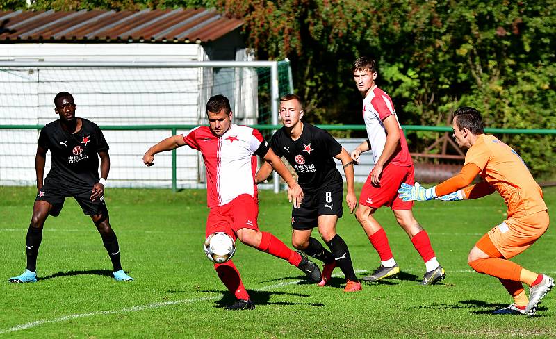 Karlovarská Slavia na dvorském stadionu porazila v derby rezervu pražské Slavie 3:1.