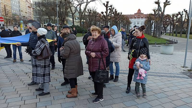 Před poštou se sešlo asi 80 lidí. Někteří přišli i s transparenty.