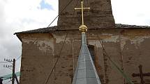 Jeřáb umístil opravenou střechu na věž kostela v Brložci.